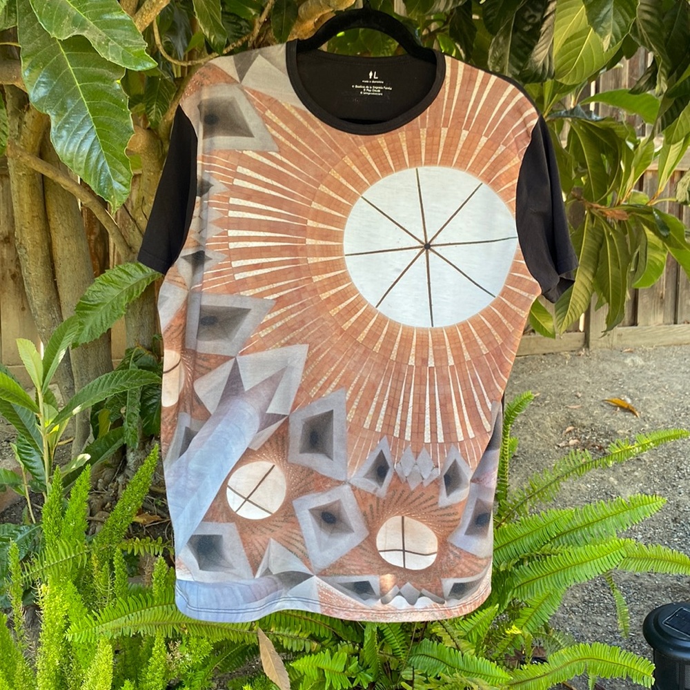 T-shirt printed with a representation of the ceiling of the Sagrada Familia